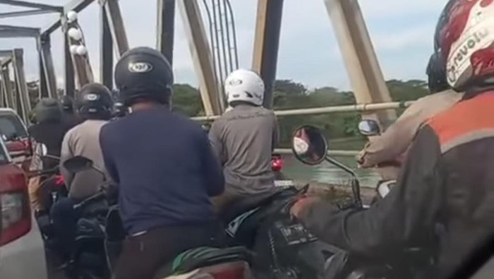 Kemacetan parah di Jembatan Barombong, Kota Makassar.