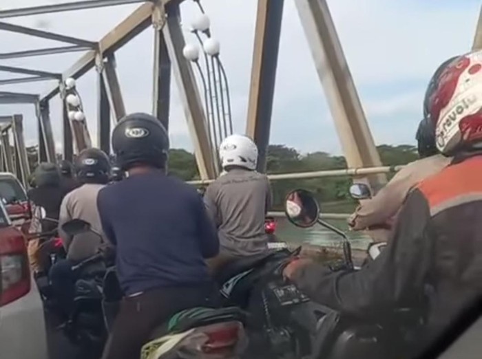 Kemacetan parah di Jembatan Barombong, Kota Makassar.