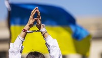 Kateryna memakai kemeja dengan noda darah dan tangan terikat untuk menggambarkan penderitaan warga Ukraina.