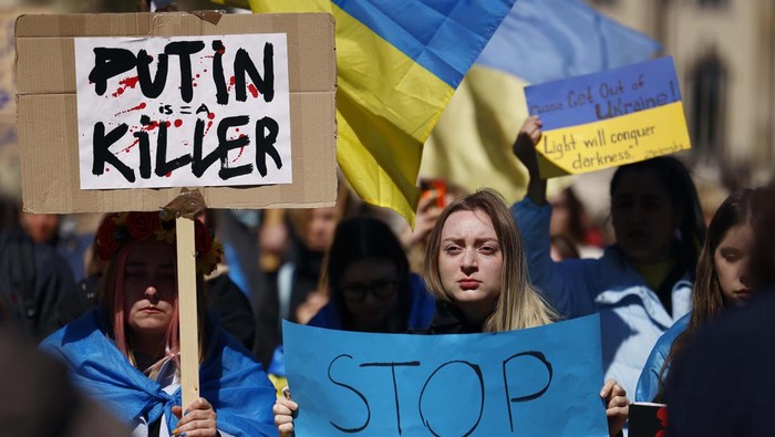 Peopleattends a pro-Ukrainian protest under the slogan 
