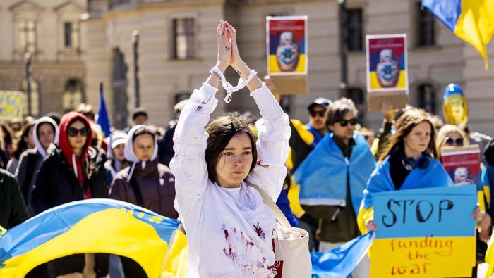 Kemeja Bernoda 'Darah' Protes Invasi Rusia Peopleattends a pro-Ukrainian protest under the slogan