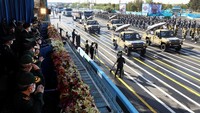 Parade militer ini disaksikan oleh para pejabat pemerintahan Iran, mulai dari presiden hingga komandan militer.