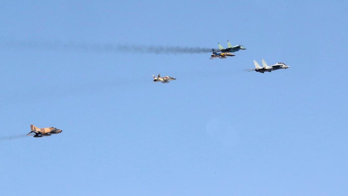 Iran gelar parade militer di Teheran dalam rangka memperingati Hari Tentara Nasional. Kendaraan militer hingga alat tempur dipamerkan dalam parade militer itu.
