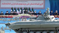 Presiden Iran Ebrahim Raisi dan komandan militer menyaksikan parade militer yang digelar dalam rangka memperingati Hari Tentara Nasional di Teheran, Iran, Senin (18/4/2022).