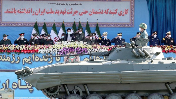Iran gelar parade militer di Teheran dalam rangka memperingati Hari Tentara Nasional. Kendaraan militer hingga alat tempur dipamerkan dalam parade militer itu.