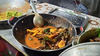 Pelanggan juga bisa memesan dengan beragam jenis bumbu yang disajikan di sini. Mulai dari saus balado, saus Padang hingga bumbu kuning yang cocok dipadukan dengan beragam kerang dan kepiting. Foto: detikcom/Diah Afrilian