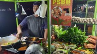 Di gerobak seafood yang satu ini tertulis nama Kerang Emak Mini. Walaupun hanya dijajakan secara gerobakan tetapi ada lebih dari sepuluh jenis menu yang bisa dipesan di sini. Berbagai kerang dan seafood di sini didatangkan langsung dari Pasar Ikan Tanjung Priok. Foto: detikcom/Diah Afrilian