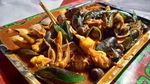 Makan Seafood Rp 10 Ribuan di Jalur BKT, Ada Kerang hingga Kepiting!