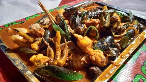 Makan Seafood Rp 10 Ribuan di Jalur BKT, Ada Kerang hingga Kepiting!