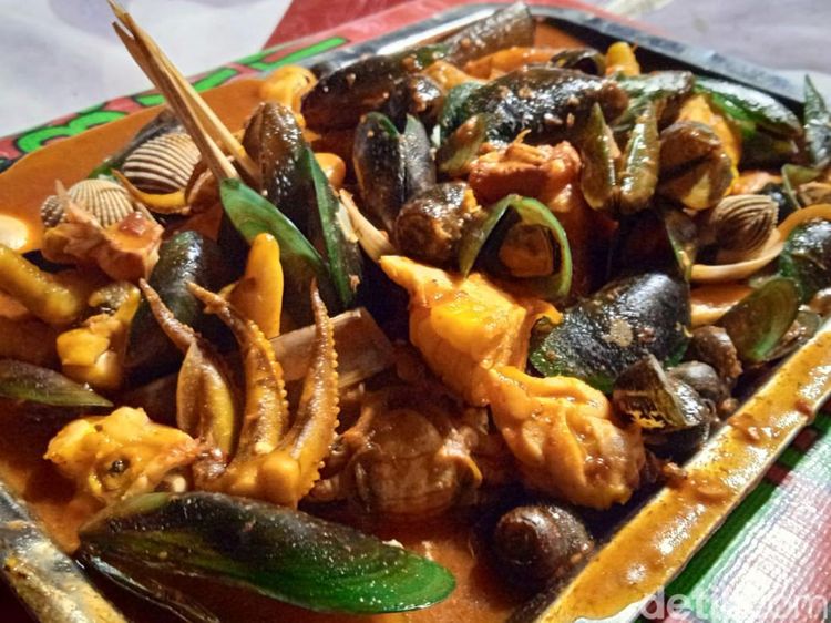 Makan Seafood Rp 10 Ribuan di Jalur BKT, Ada Kerang hingga Kepiting!