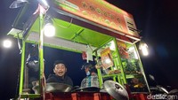 Harga seafood di sini dibanderol mulai dari Rp 10.000 saja. Hanya dengan membayar Rp 10 ribu kamu bisa memesan menu seperti udang, kerang hijau, kerang dara, kerang bambu, kerang tahu, bahkan hingga kepiting. Foto: detikcom/Diah Afrilian
