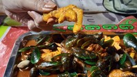 Untuk pelengkapnya ada juga ceker ayam yang sudah diolah hingga tak bau amis dan empuk. Dimasak bersama kerang dan seafood lain rasa bumbunya pun ikut meresap. Foto: detikcom/Diah Afrilian