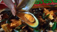 Tekstur kerangnya masih cukup kenyal dan tidak amis. Selain itu tutut yang biasanya sulit untuk dimakan jika tanpa tusuk gigi, di sini sudah diolah sedemikian rupa sehingga hanya butuh dihisap dan daging tututnya bisa langsung keluar.  Foto: detikcom/Diah Afrilian