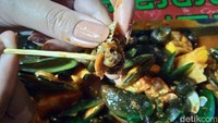 Untuk kerang daranya sendiri, cangkangnya sudah disiapkan untuk mudah dibuka. Sehingga pelanggannya tidak perlu repot kesusahan membuka cangkang. Foto: detikcom/Diah Afrilian