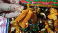  Ada juga gurita kecil yang ditawarkan dalam paket PSBB. Uniknya, guritanya dimasak hingga matang tetapi tidak alot. Foto: detikcom/Diah Afrilian