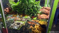 Walaupun antara satu dan yang lainnya punya rasa yang tidak beda jauh tetapi ada satu gerobak seafood yang sempat viral di media sosial dan begitu dipadati pelanggan. Foto: detikcom/Diah Afrilian