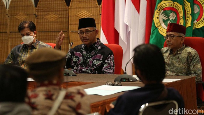 Ketua Umum DPP LDII KH Chriswanto Santoso memberikan keterangan pers seusai berbuka puasa bersama. Ia bicara mengenai berdemokrasi di tahun politik.