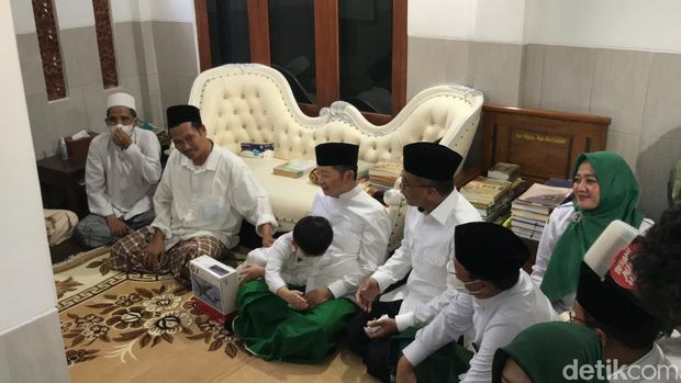 Ketum PPP Suharso Monoarfa bertemu Gus Baha di Rembang, Minggu (17/4/2022),