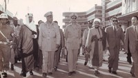 Tampak delegasi dari sejumlah negara peserta Konferensi Asia Afrika berjalan ke Gedung Merdeka pada tanggal 20 April 1955. Pertemuan internasional yang digelar setelah Perang Dunia II ini digelar sebagai upaya untuk mendukung perjuangan dan mendorong terwujudnya kemerdekaan bagi negara-negara yang masih berada dalam cengkeraman penjajah. Selain itu, KAA lahir untuk menciptakan solidaritas dan persatuan di tengah Perang Dingin antara Blok Barat dan Blok Timur. (Dok. Arsip Nasional Republik Indonesia via unesco.org).