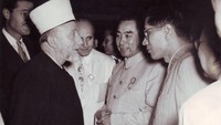 Momen Delegasi Pemerhati dari Palestina, Mufthi Amien El Husaini berbincang dengan Perdana Menteri Republik Rakyat China Zhou Enlai saat menghadiri Konferensi Asia Afrika di Gedung Merdeka, Bandung, 1955. Sejumlah poin lain yang terkandung dalam Dasasila Bandung adalah menghormati kedaulatan integritas teritorial semua bangsa, mengakui persamaan semua suku bangsa dan persamaan semua bangsa, besar maupun kecil, serta menyelesaikan segala perselisihan internasional dengan jalan damai, seperti perundingan, persetujuan, arbitrasi, atau cara damai lainnya menurut pilihan pihak-pihak yang bersangkutan sesuai dengan Piagam PBB. (Dok. Arsip Nasional Republik Indonesia via unesco.org).
