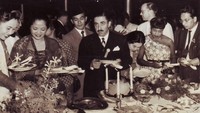 Potret Gala Dinner yang digelar sebagai rangkaian dari pelaksanaan Konferensi Asia Afrika di Hotel Savoy Homann, Bandung, pada tanggal 19 April 1955. Keberhasilan gelaran Konferensi Asia Afrika di Bandung menjadi sorotan publik internasional. Pada masa itu, KAA bahkan disebut sebagai salah satu prestasi yang berhasil dicapai Kabinet Ali Sastroamidjojo. (Dok. Arsip Nasional Republik Indonesia via unesco.org).