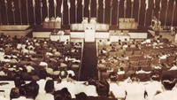 Pemandangan Konferensi Asia Afrika (KAA) yang digelar di Gedung Merdeka, Bandung, 24 April 1955. Konferensi Asia Afrika yang digelar pada 18-24 April 1955 jadi salah satu peristiwa bersejarah yang diselenggarakan di Indonesia, tepatnya di Bandung, Jawa Barat. (Dok. Arsip Nasional Republik Indonesia via unesco.org).