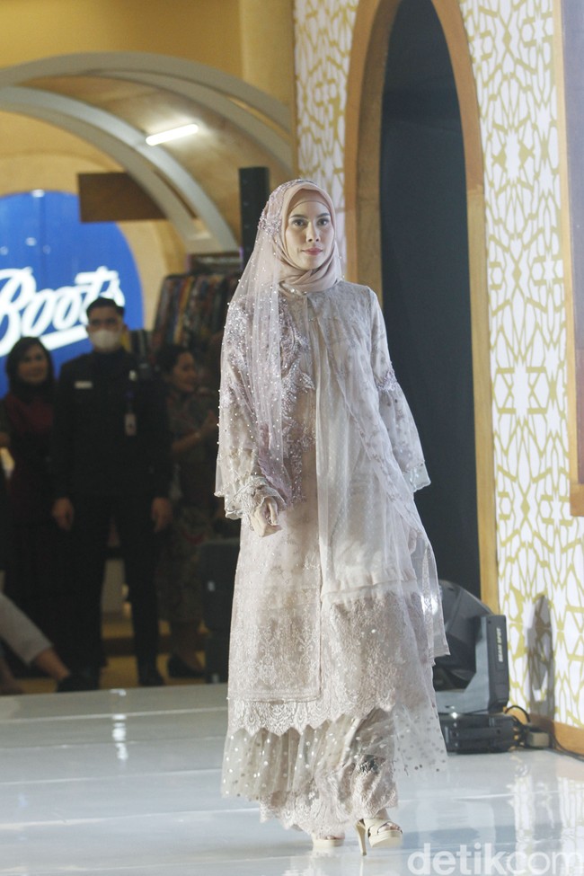 Fashion show koleksi busana muslim nan elegan karya Jenny Tjahyawati yang di gelar dalam acara Ramadan Runway 2022 di Mal Kota Kasablanka. Foto: Abduh/Detikcom.