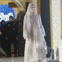 Fashion show koleksi busana muslim nan elegan karya Jenny Tjahyawati yang di gelar dalam acara Ramadan Runway 2022 di Mal Kota Kasablanka. Foto: Abduh/Detikcom.