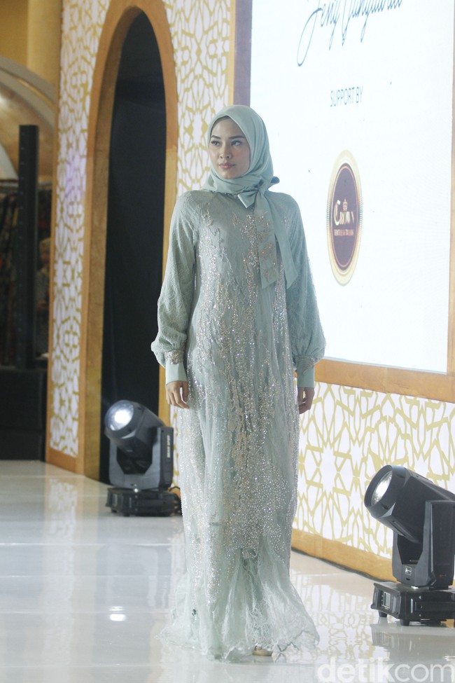 Fashion show koleksi busana muslim nan elegan karya Jenny Tjahyawati yang di gelar dalam acara Ramadan Runway 2022 di Mal Kota Kasablanka. Foto: Abduh/Detikcom.