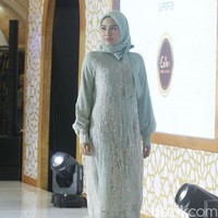 Fashion show koleksi busana muslim nan elegan karya Jenny Tjahyawati yang di gelar dalam acara Ramadan Runway 2022 di Mal Kota Kasablanka. Foto: Abduh/Detikcom.