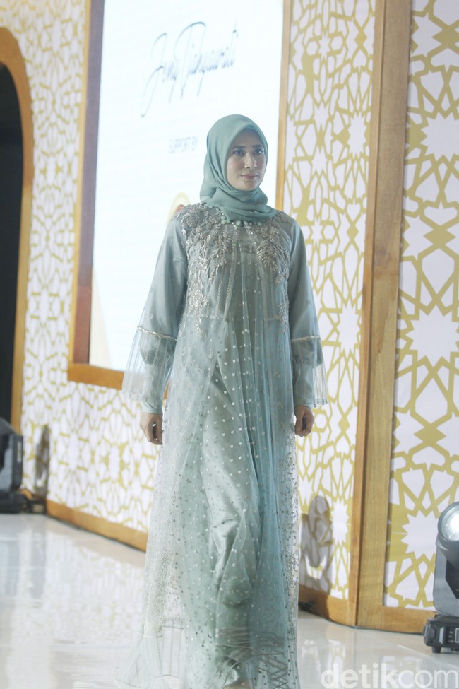 Fashion show koleksi busana muslim nan elegan karya Jenny Tjahyawati yang di gelar dalam acara Ramadan Runway 2022 di Mal Kota Kasablanka Foto: Abduh/Detikcom.