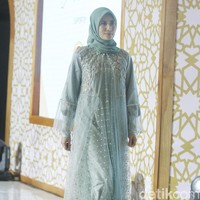 Fashion show koleksi busana muslim nan elegan karya Jenny Tjahyawati yang di gelar dalam acara Ramadan Runway 2022 di Mal Kota Kasablanka Foto: Abduh/Detikcom.