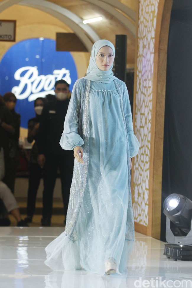 Fashion show koleksi busana muslim nan elegan karya Jenny Tjahyawati yang di gelar dalam acara Ramadan Runway 2022 di Mal Kota Kasablanka. Foto: Abduh/Detikcom.