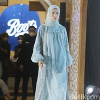 Fashion show koleksi busana muslim nan elegan karya Jenny Tjahyawati yang di gelar dalam acara Ramadan Runway 2022 di Mal Kota Kasablanka. Foto: Abduh/Detikcom.