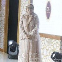 Fashion show koleksi busana muslim nan elegan karya Jenny Tjahyawati yang di gelar dalam acara Ramadan Runway 2022 di Mal Kota Kasablanka. Foto: Abduh/Detikcom.