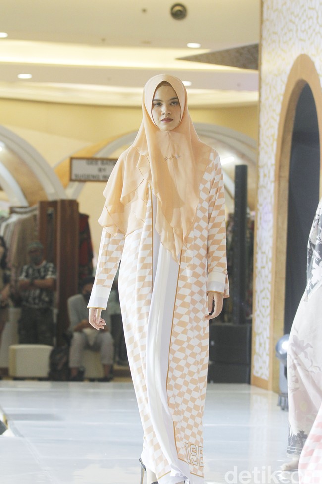 Brand Si.Se.Sa konsisten memproduksi koleksi busana syari dengan khas monogram Si.Se.Sa. Brand tersebut didirikan oleh tiga bersaudara, yakni Siriz, Senaz dan Sansa di tahun 2011. Awalnya, Si.Se.Sa. merupakan proyek buatan sang ibunda Merry Pramono yang juga seorang desainer untuk menghasilkan second line baju muslim. Foto: Abduh/Detikcom.