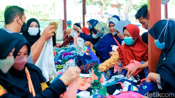 Komunitas perempuan di Banyuwangi adakan pasar murah