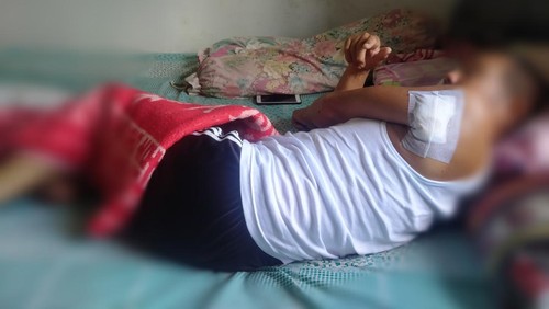 Kondisi korban pembacokan oleh pelaku yang ODGJ, terbaring di rumahnya, Banjar Beratan, Desa Yehkuning, Kecamatan Jembrana, Kabupaten Jembrana, Bali, Minggu (17/4/2022)