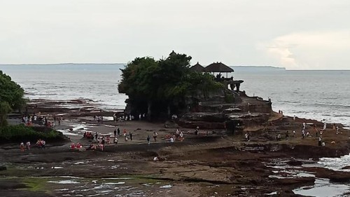 Suasana kunjungan wisatawan di obyek wisata Tanah Lot pada Minggu (18/4/2022).