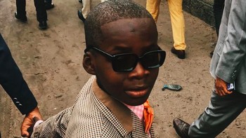 Sape sendiri mengisyaratkan kata slang Prancis yang berarti berdandan. Budaya ini berpusat di kota Kinshasa dan Brazzaville, Kongo. Penganutnya dijuluki sapeur untuk lelaki dan sapeuse untuk perempuan. Foto: Instagram @viewsofcongo