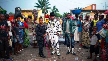 Di luar jam kerja, para pria Kongo mulai berpakaian seperti pria Prancis yang fashionable, ditandai dengan pakaian warna-warni, sepatu mewah, aksesoris seperti topi bowler, tongkat, dan kacamata hitam. Mengenakan pakaian seperti itu, mereka merasa keren dan mendapatkan energi serta kegembiraan. Foto: Instagram @peranderspettersson