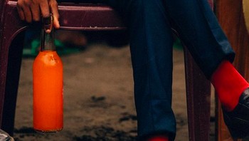 Sebagian netizen mengecam gaya sapeur dan menganggap mereka berpikiran dangkal. Orang-orang yang mengkritik, tak habis pikir mengapa seseorang rela kelaparan dan melarat dengan lebih memilih membeli pakaian buatan desainer ternama ketimbang makan. Foto: Instagram @brwnhousemedia