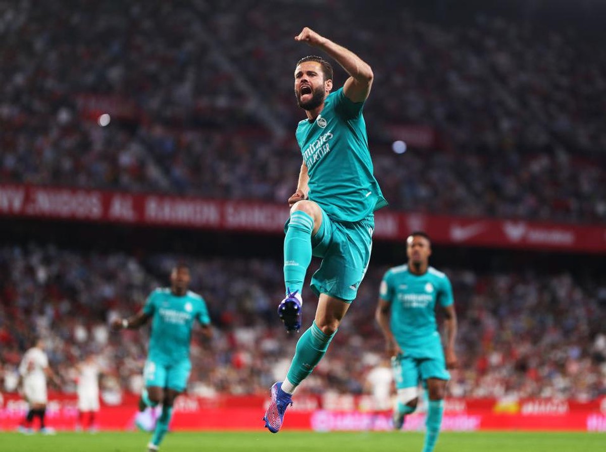 Dani Ceballos dan Nacho Fernandez disebut bertahan di Real Madrid. (Foto: Getty Images/Fran Santiago)