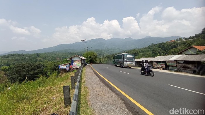Panorama perbukitan Kabupaten Tasikmalaya dilihat dari jalan Lingkar Gentong Tasikmalaya.