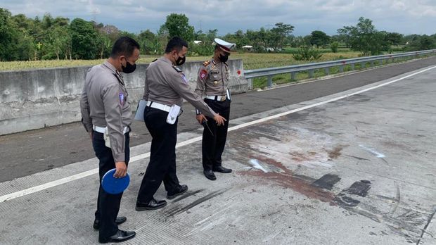 lokasi mobil grup debu kecelakaan di tol paspro probolinggo