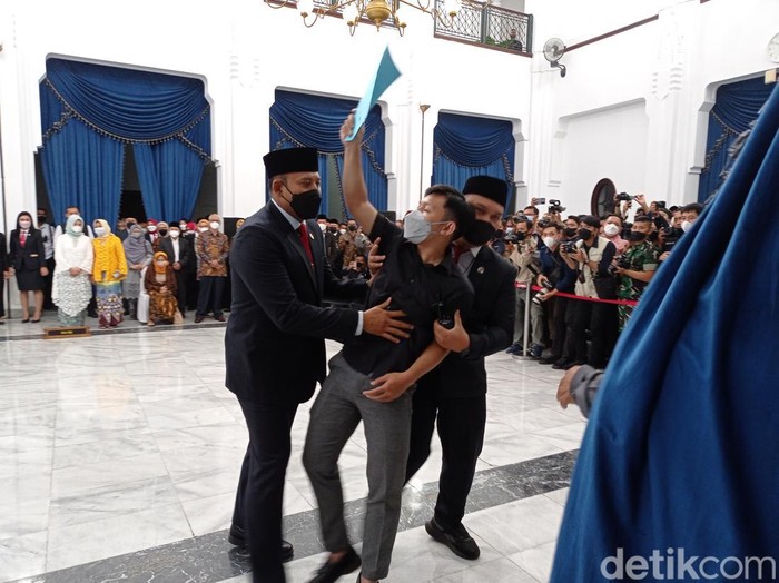 Mahasiswa Interupsi Pelantikan Wali Kota Bandung Yana Mulyana