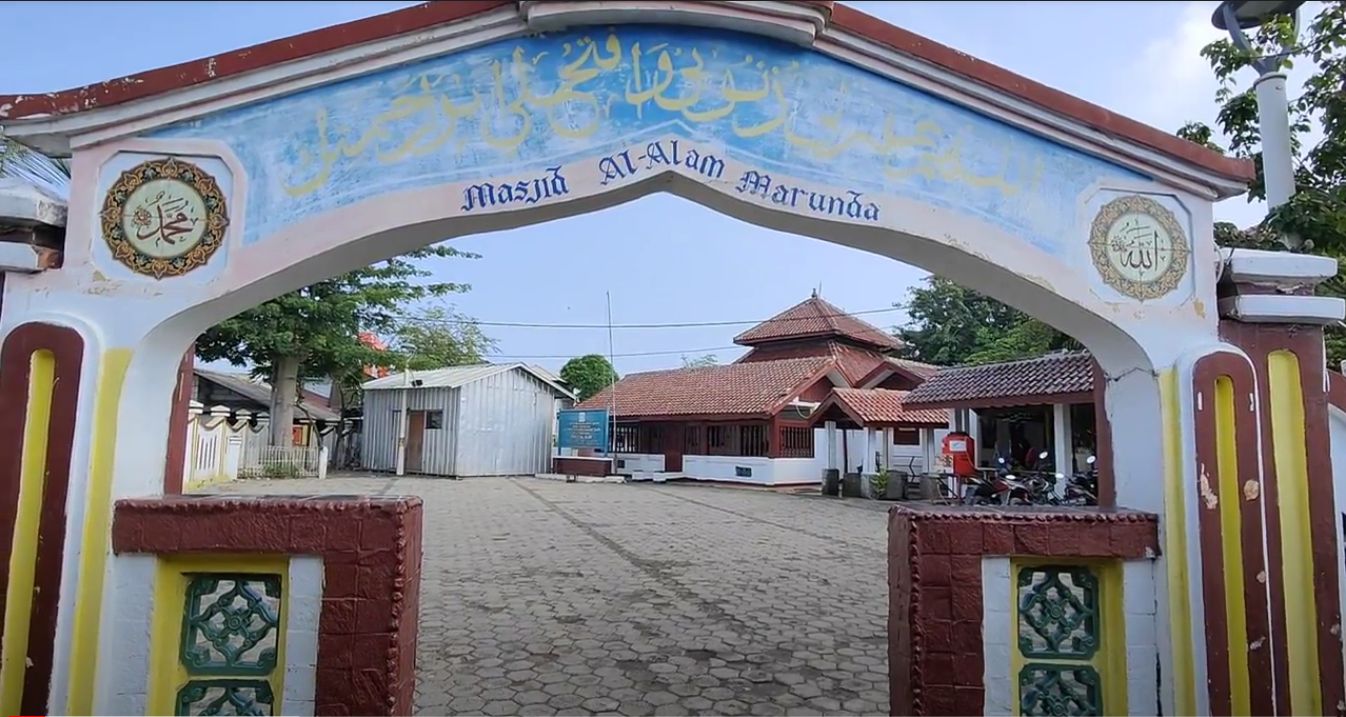 Masjid Al-Alam berada di tepi pantai Marunda, Kelurahan Cilincing, Jakarta Utara. Masjid ini juga dikenal dengan nama Masjid Si Pitung lantaran lokasinya dekat dengan rumah tokoh legenda Betawi itu.