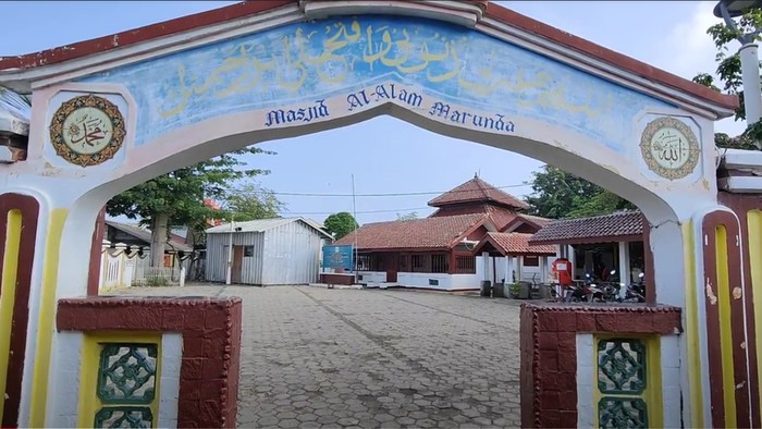 Masjid Al-Alam berada di tepi pantai Marunda, Kelurahan Cilincing, Jakarta Utara. Masjid ini juga dikenal dengan nama Masjid Si Pitung lantaran lokasinya dekat dengan rumah tokoh legenda Betawi itu.