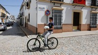 Tanda jalan bertuliskan City of Kyiv Street terpasang di salah satu sisi bangunan sebagai nama baru untuk jalan di kawasan Fuentes de Andalucia, dekat Seville, Spanyol. Mengutip Reuters, nama jalan lainnya juga diubah untuk memasukan nama kota atau kawasan di Ukraina sebagai bentuk solidaritas.