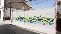 Selain mengganti nama desa dan jalan, mural bergambar kawasan Fuentes de Andalucia dengan warna bendera Ukraina juga terlihat di salah satu sisi kawasan tersebut.